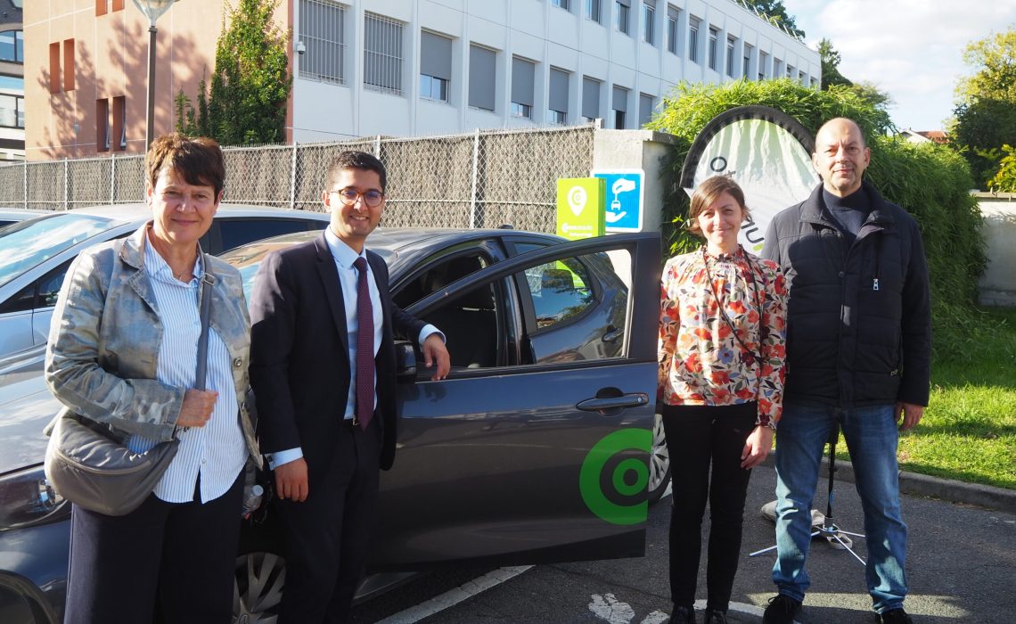 De gauche à droite : Joëlle Amozigh, première adjointe en charge de l'enfance, de la petite enfance et  de la famille de Neuilly-sur-Marne, Zartoshte Bakhtiari, maire de Neuilly-sur-Marne, Federica Campina, Cheffe d'agence de Communauto Paris Île-de-France et Marius Timofte, adjoint au maire délégué aux transports et aux mobilités de Neuilly-sur-Marne